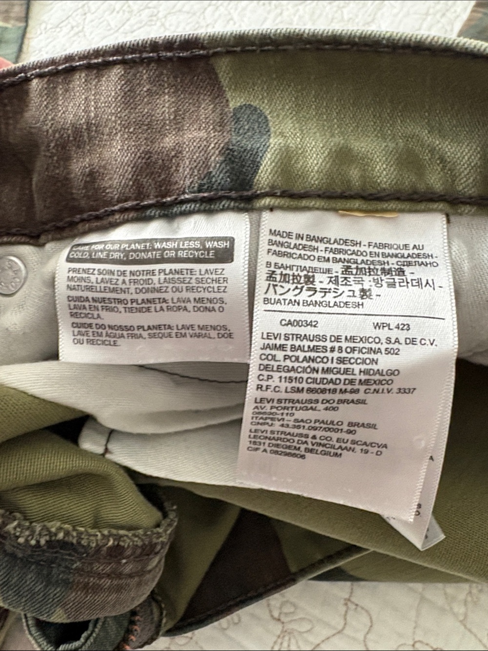 Levi's Men’s Camo Relaxed Jeans - Green/Brown - Picture 4 of 8